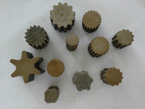 齒輪鋼以其高強度耐磨性韌性熱處理性能和抗疲勞性等一系列優異性能成為制造齒輪傳動系統的**材料